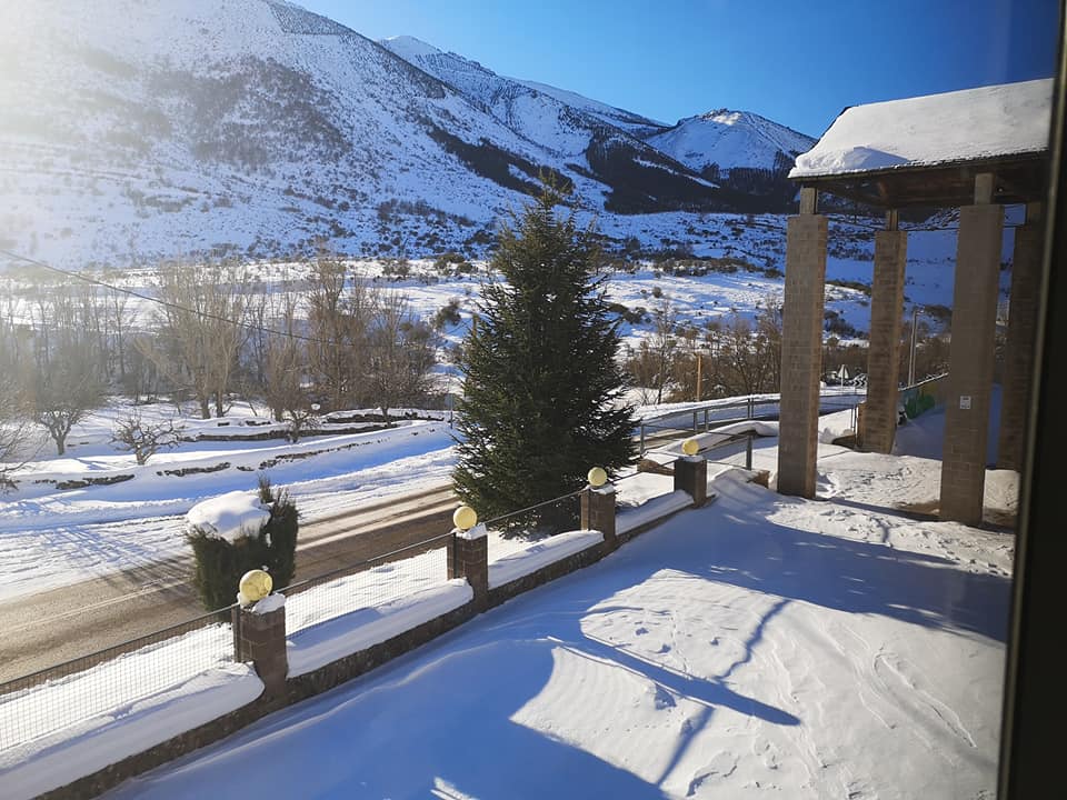 Varias carreteras de la zona permanecen intransitables y la nieve ha castigado la comarca durante dos semanas