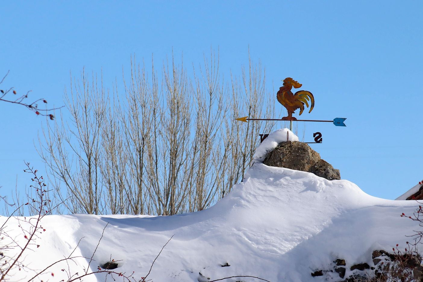 Las bajas temperaturas mantienen espesores de más de un metro de nieve en Casares de Arbas y en Rodiezmo. La nieve sigue dejando imágenes únicas en la provincia de León.