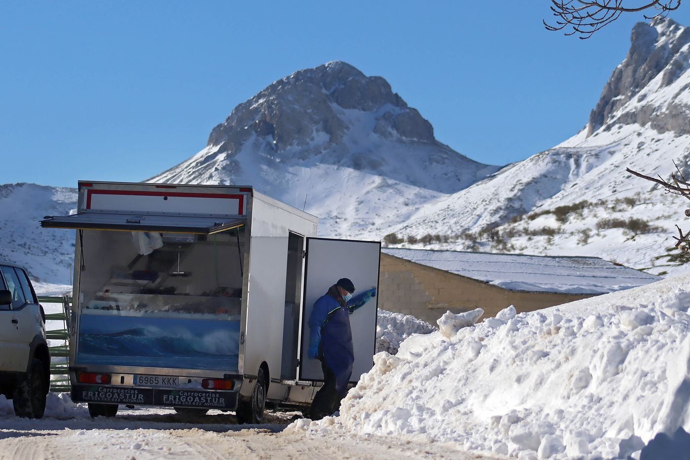 Las bajas temperaturas mantienen espesores de más de un metro de nieve en Casares de Arbas y en Rodiezmo. La nieve sigue dejando imágenes únicas en la provincia de León.