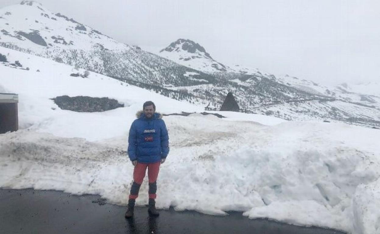 Javier Santiago en una de las zonas afectadas por las nevadas.