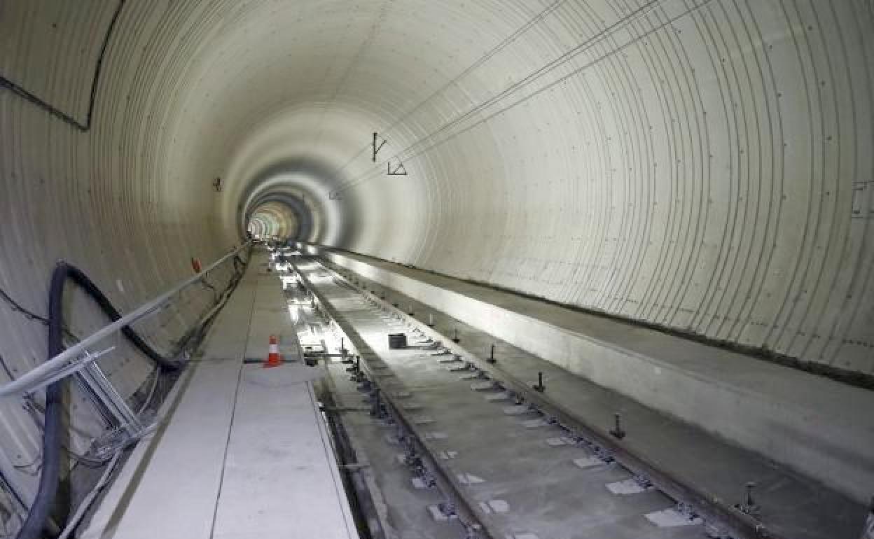 Interior del túnel Oeste de la variante, donde irá la fibra óptica.