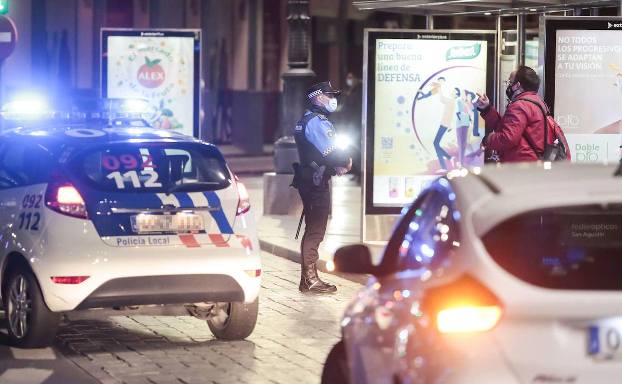 Una patrulla de la Policía Local de León controla el toque de queda.