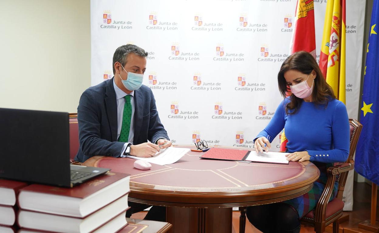 La consejera de Empleo e Industria, Ana Carlota Amigo, firma un convenio de colaboración con los responsables de las asociaciones de Centros Especiales de Empleo, asociaciones de Empresas de Inserción y entidades bancarias. Le acompaña en la imagen el director general de economía y autónomos, Juan Pablo Izquierdo.