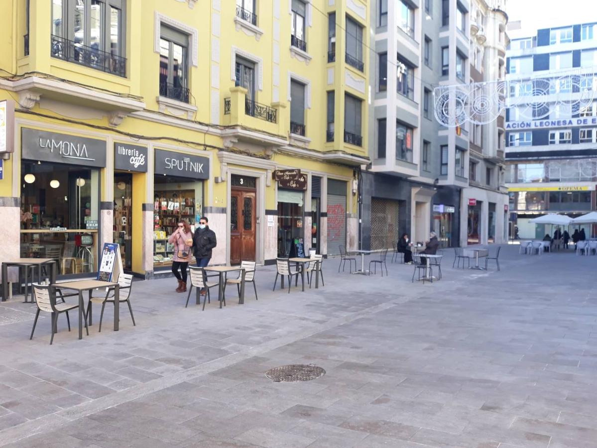 Terrazas del centro de León el primer día de las nuevas restricciones.