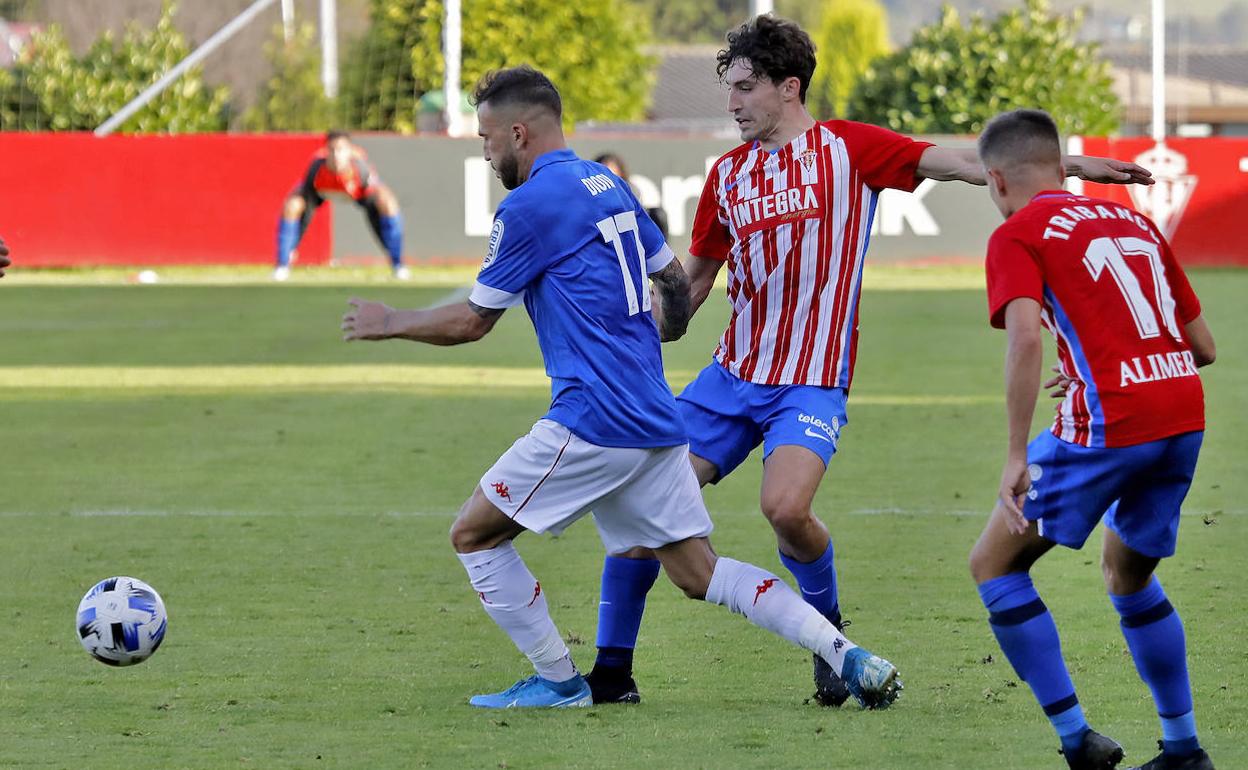 Dioni, en una jugada del partido de la primera vuelta en Gijón.