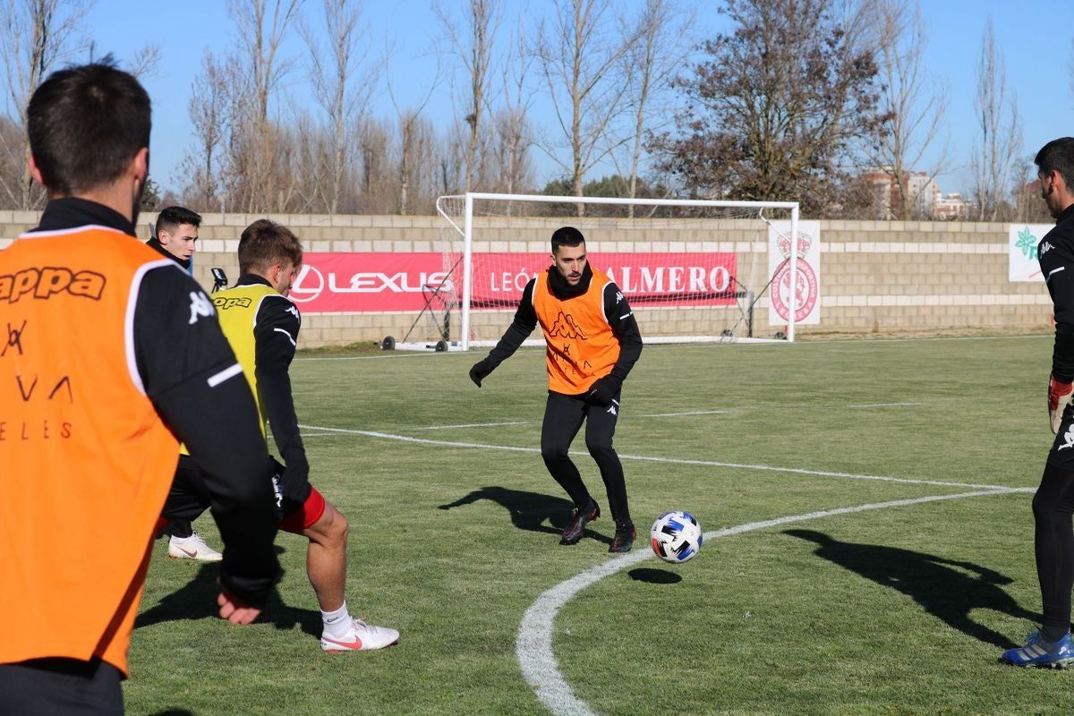 Los jugadores de la cultural durante un entrenamiento.