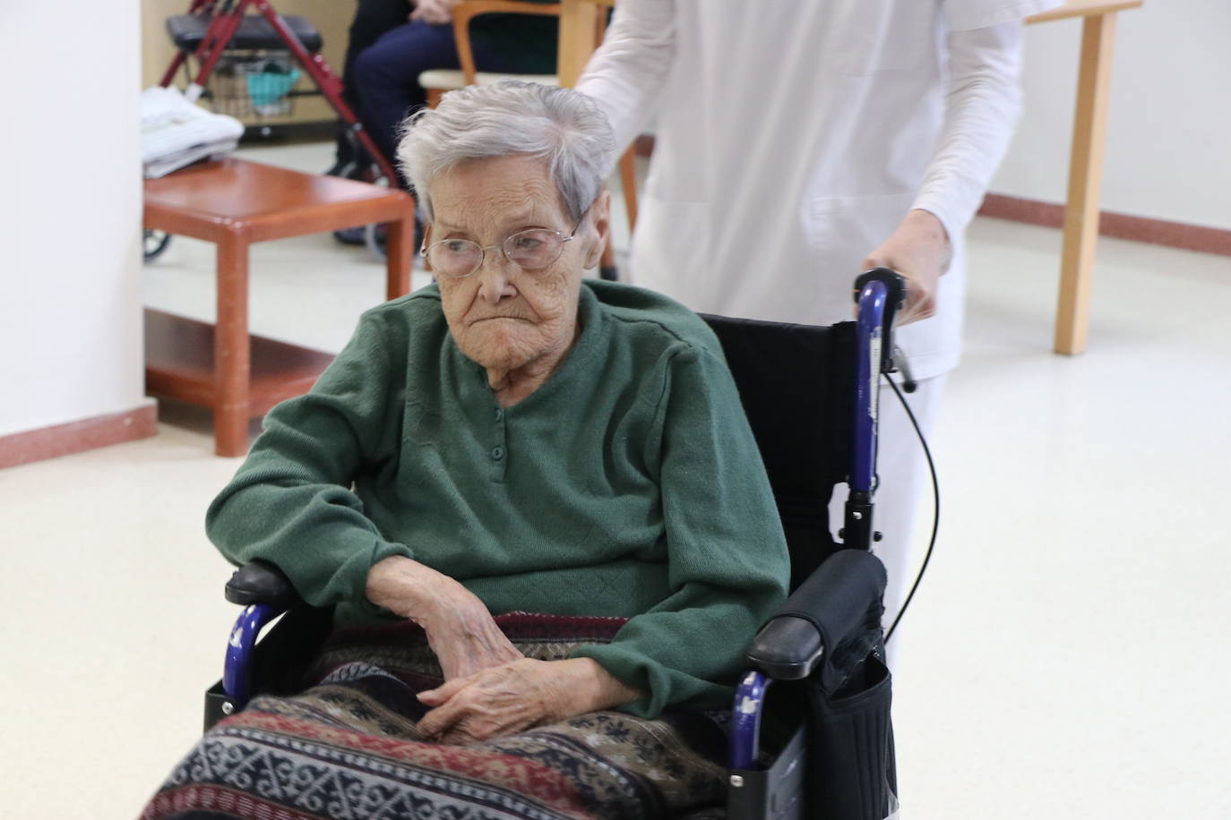 Herminia, de 104 años, primera vacunada de la residencia. 