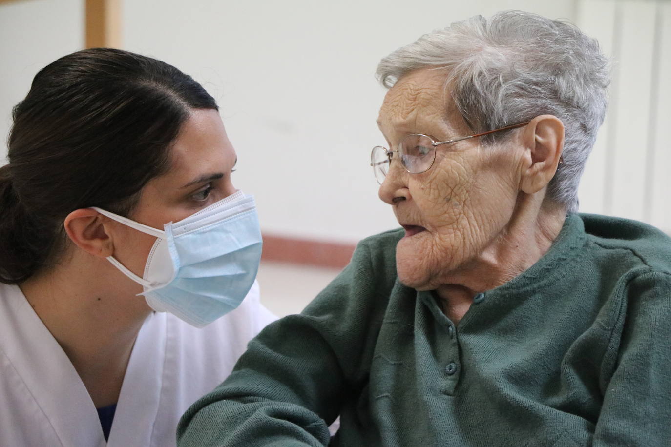 Herminia, de 104 años, primera vacunada de la residencia. 