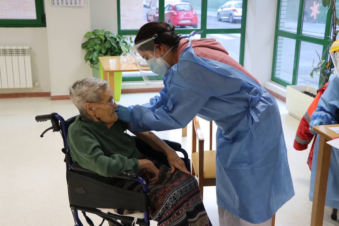 Herminia, de 104 años, primera vacunada de la residencia. 