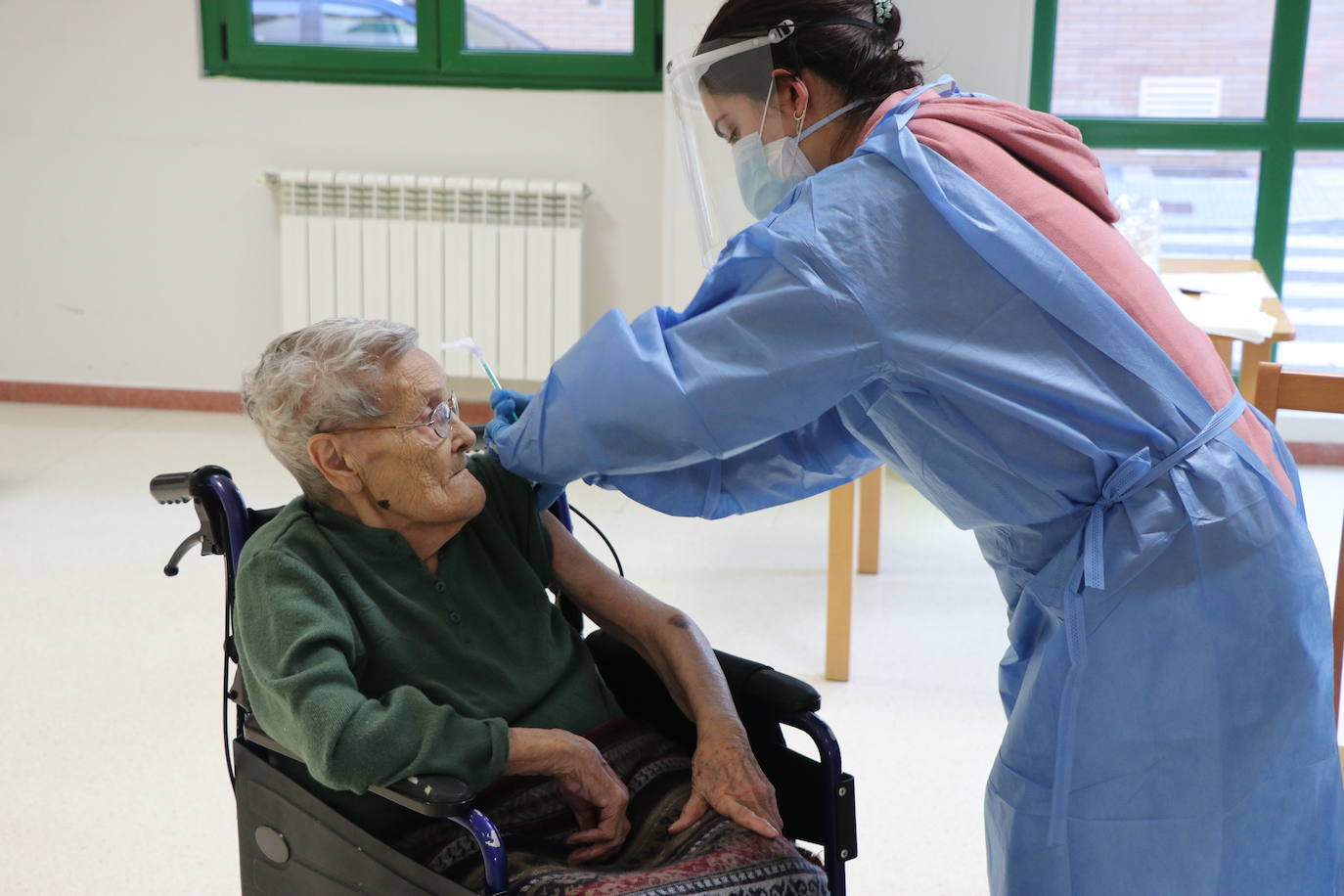 Herminia, de 104 años, primera vacunada de la residencia. 