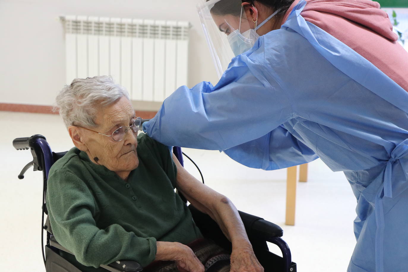 Herminia, de 104 años, primera vacunada de la residencia. 