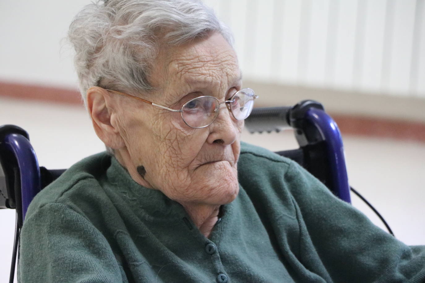 Herminia, de 104 años, primera vacunada de la residencia. 