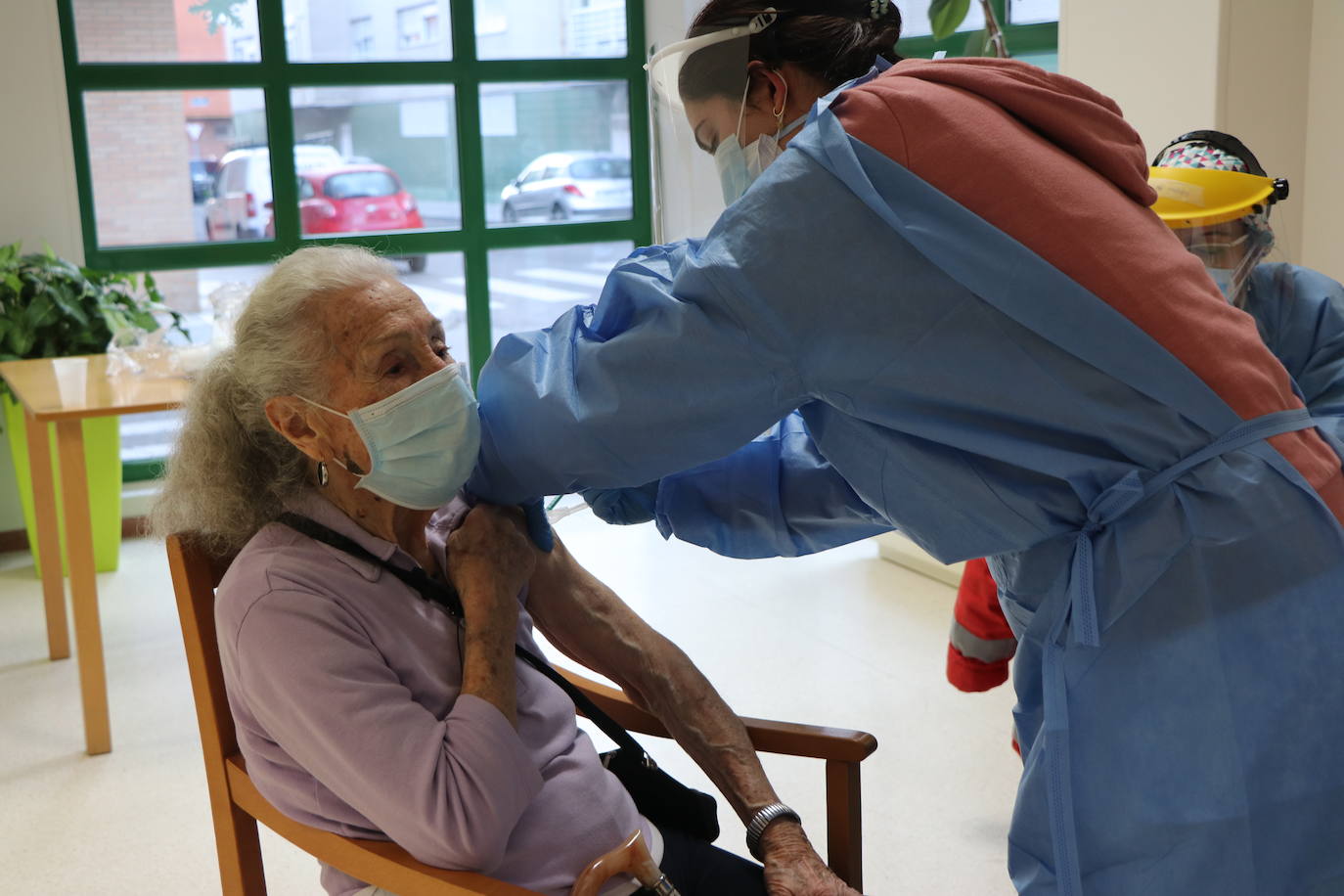 Herminia, de 104 años, primera vacunada de la residencia. 