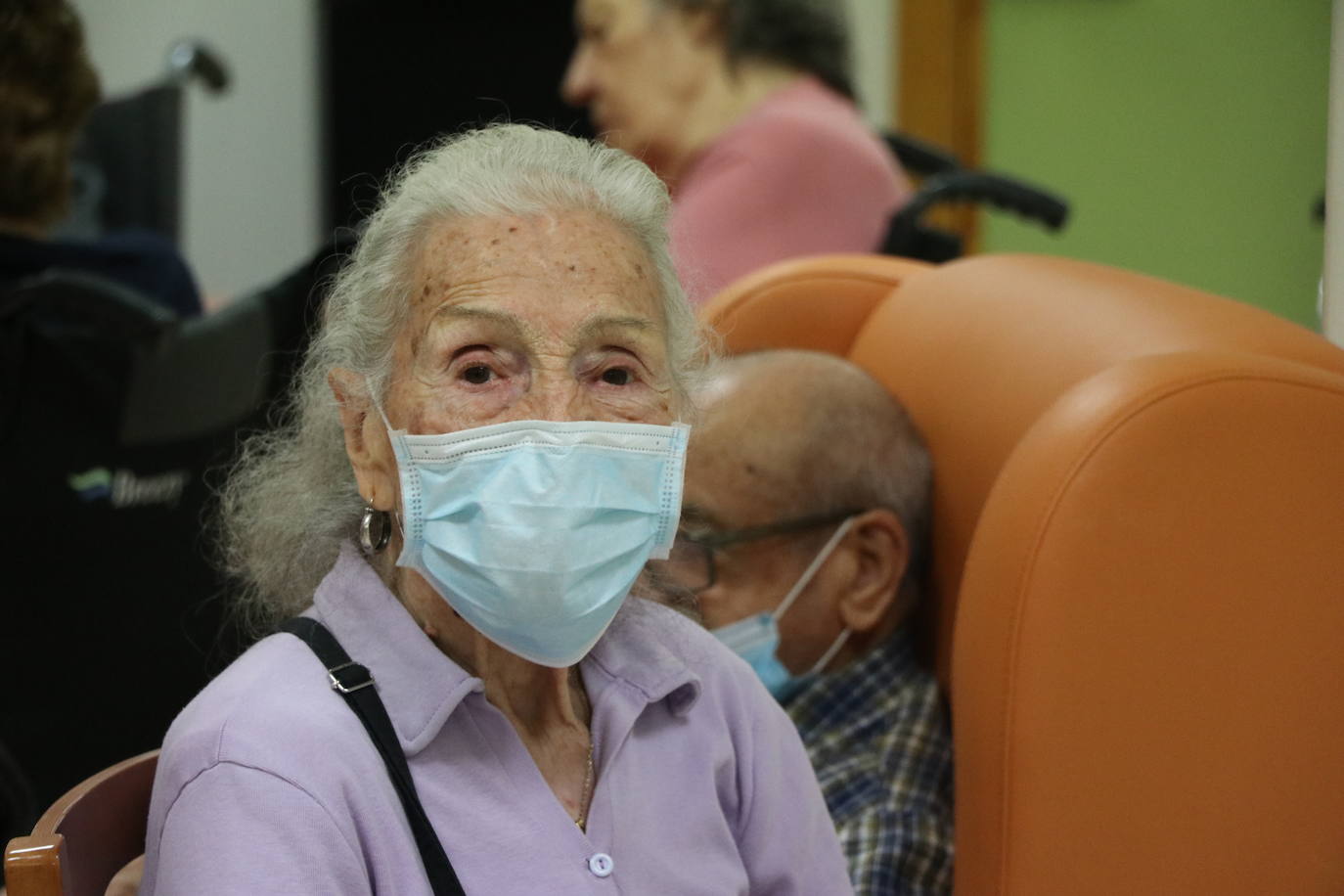 Herminia, de 104 años, primera vacunada de la residencia. 