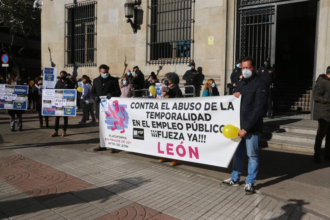 Los trabajadores interinos exigen el cese del abuso de la temporalidad en León.