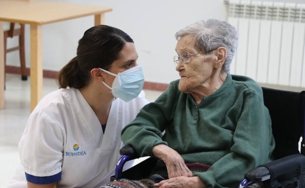 Imagen. Herminia, de 104 años, antes de ponerse la vacuna. 