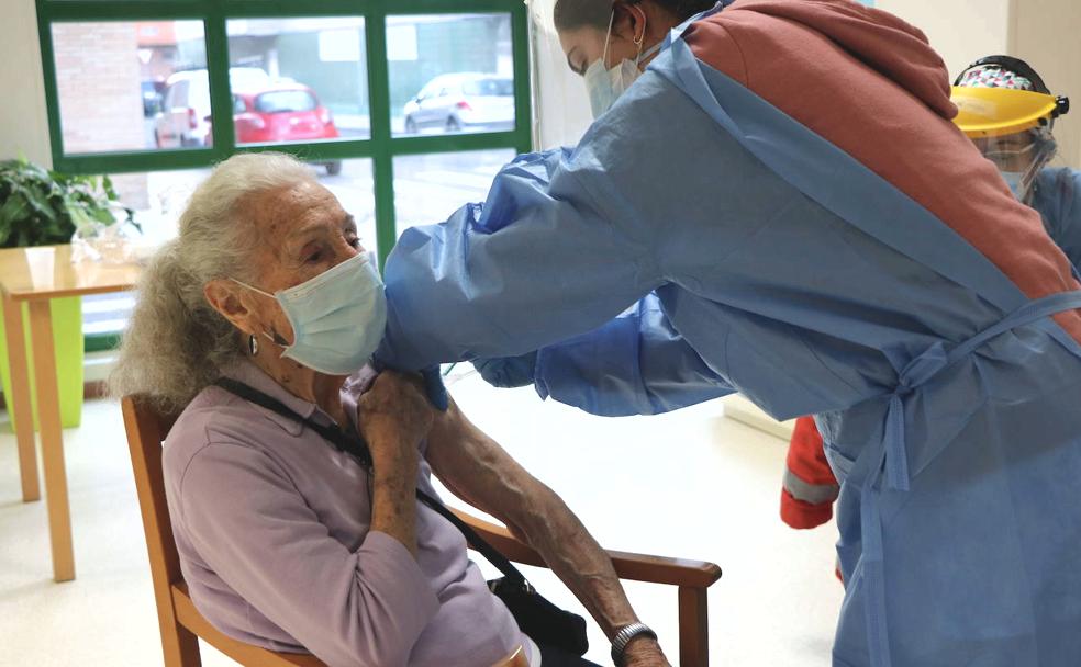 Manuela Pérez, durante la primera dosis de la vacuna contra la covid-19. 