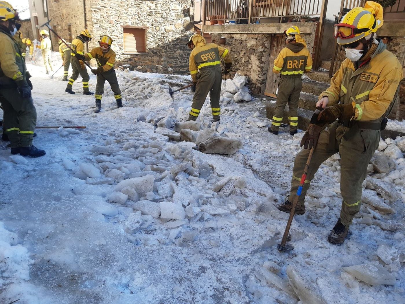 Las Brigadas de Refuerzo de Incendios Forestales (Brif) se reconvierten para actuar en pleno invierno | Los equipos de extinción dejan a un lado los incendios forestales y se centran en romper el hielo que atrapa a muchas localidades leonesas. 