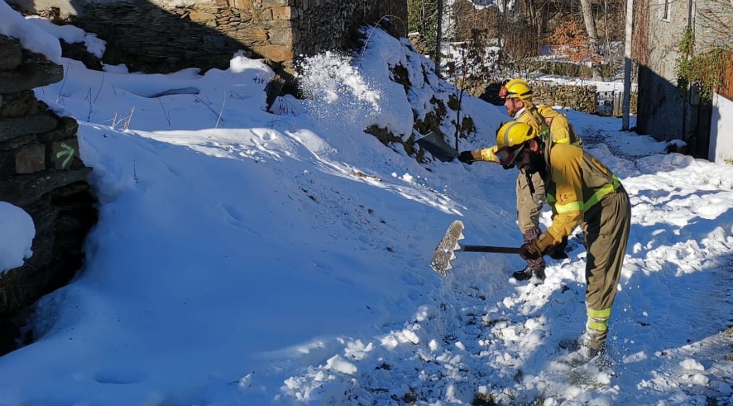 Las Brigadas de Refuerzo de Incendios Forestales (Brif) se reconvierten para actuar en pleno invierno | Los equipos de extinción dejan a un lado los incendios forestales y se centran en romper el hielo que atrapa a muchas localidades leonesas. 