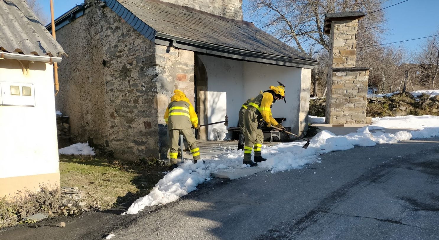 Las Brigadas de Refuerzo de Incendios Forestales (Brif) se reconvierten para actuar en pleno invierno | Los equipos de extinción dejan a un lado los incendios forestales y se centran en romper el hielo que atrapa a muchas localidades leonesas. 