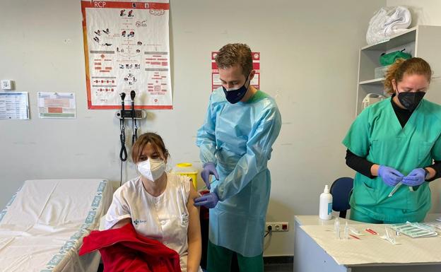 Galería. Primeros sanitarios vacunados en la provincia de León.