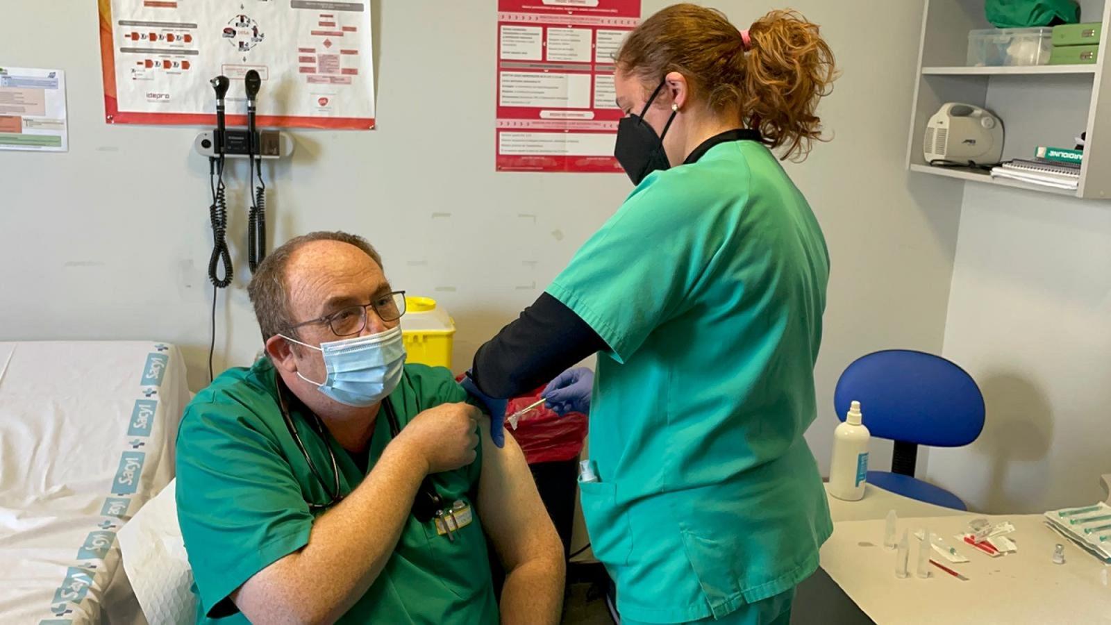 Dos sanitarios de León capital y otro del Hospital de El Bierzo han sido los primeros en recibir la vacuna en la provincia.