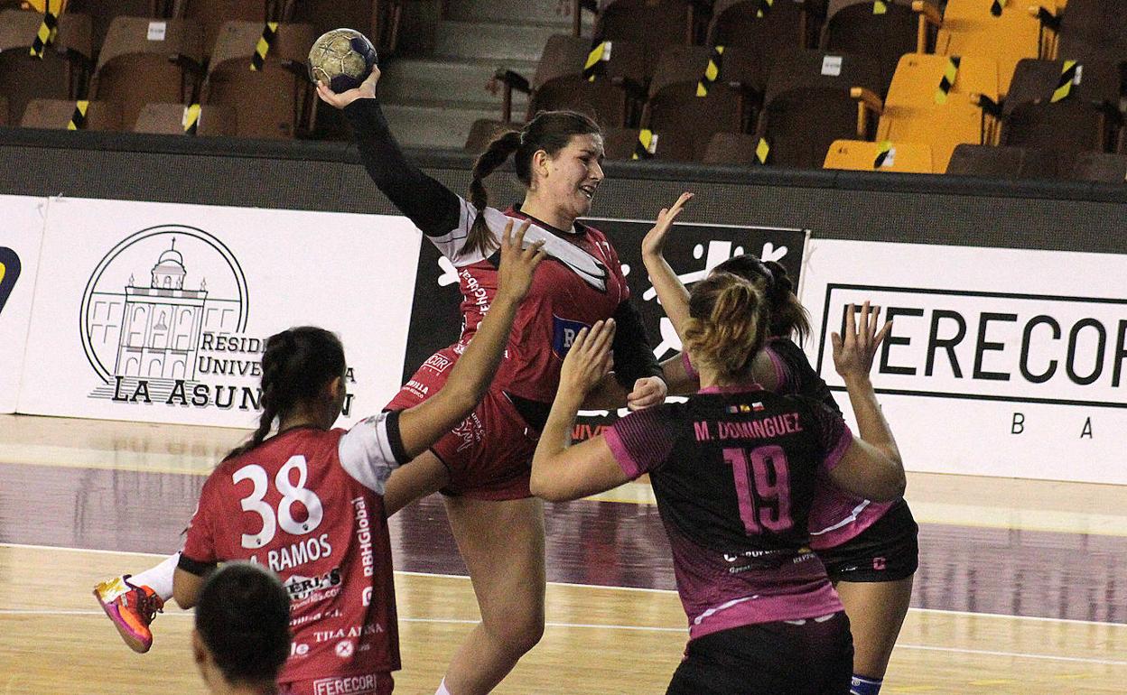 Una acción ofensiva del equipo leonés en el Palacio de los Deportes.