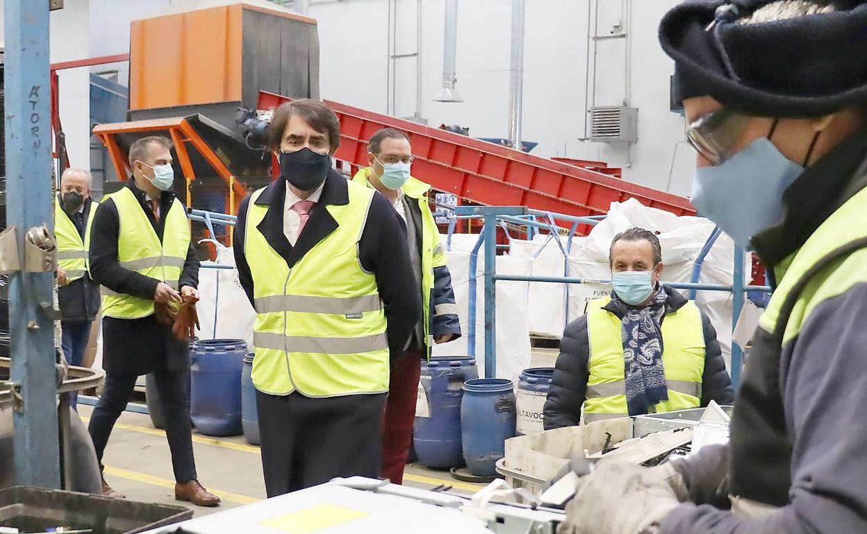 Suárez-Quiñones visita Ilunión Reciclados durante la jornada de este viernes.