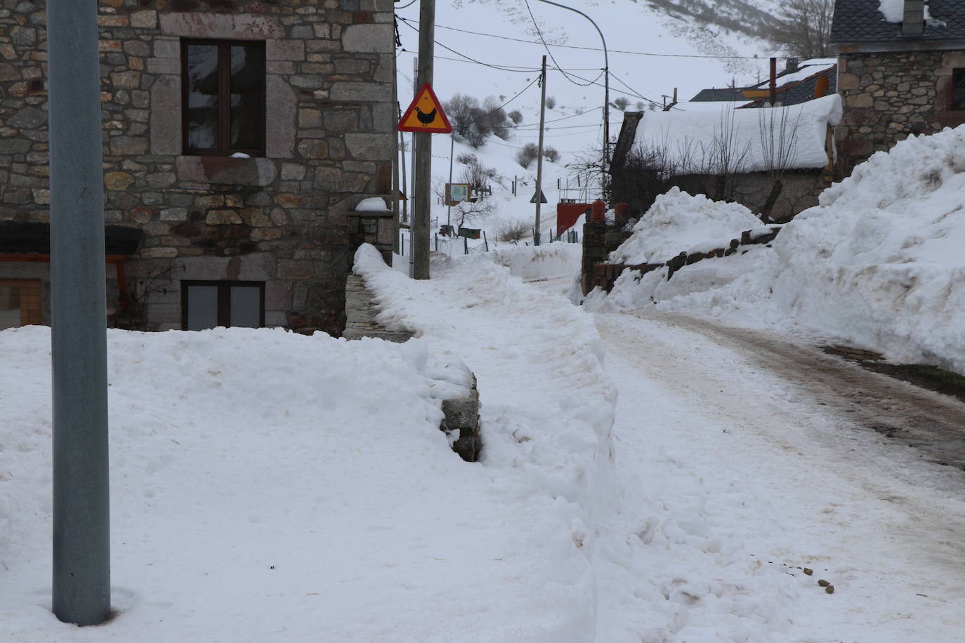 El municipio babiano mantiene varias carreteras en muy mal estado tras la gran nevada que afrontó a finales de 2020.