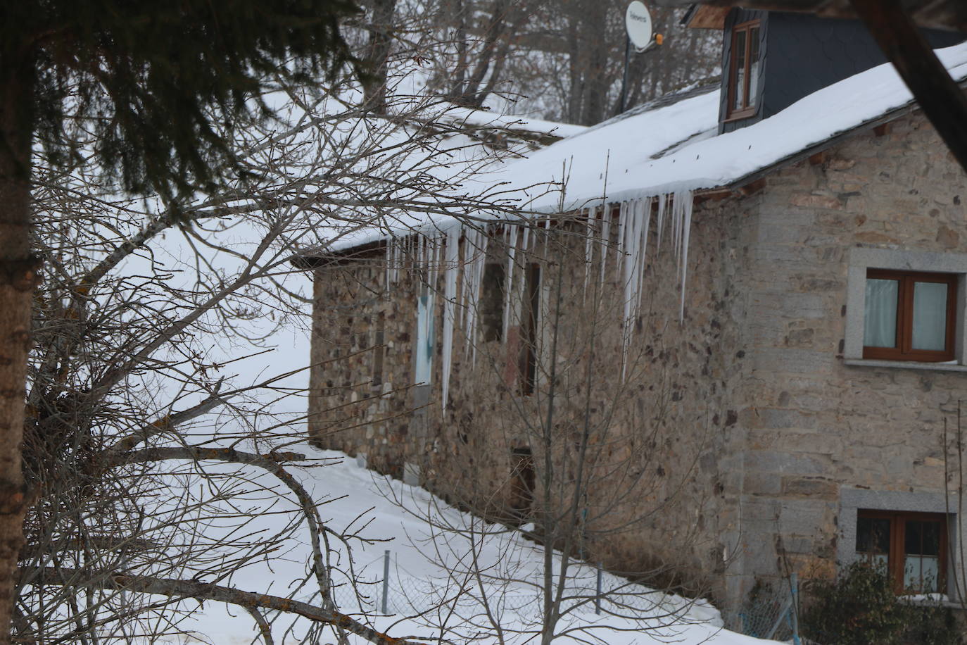 El municipio babiano mantiene varias carreteras en muy mal estado tras la gran nevada que afrontó a finales de 2020.