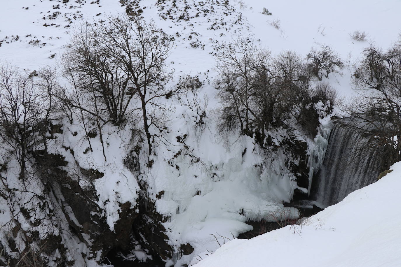 El municipio babiano mantiene varias carreteras en muy mal estado tras la gran nevada que afrontó a finales de 2020.