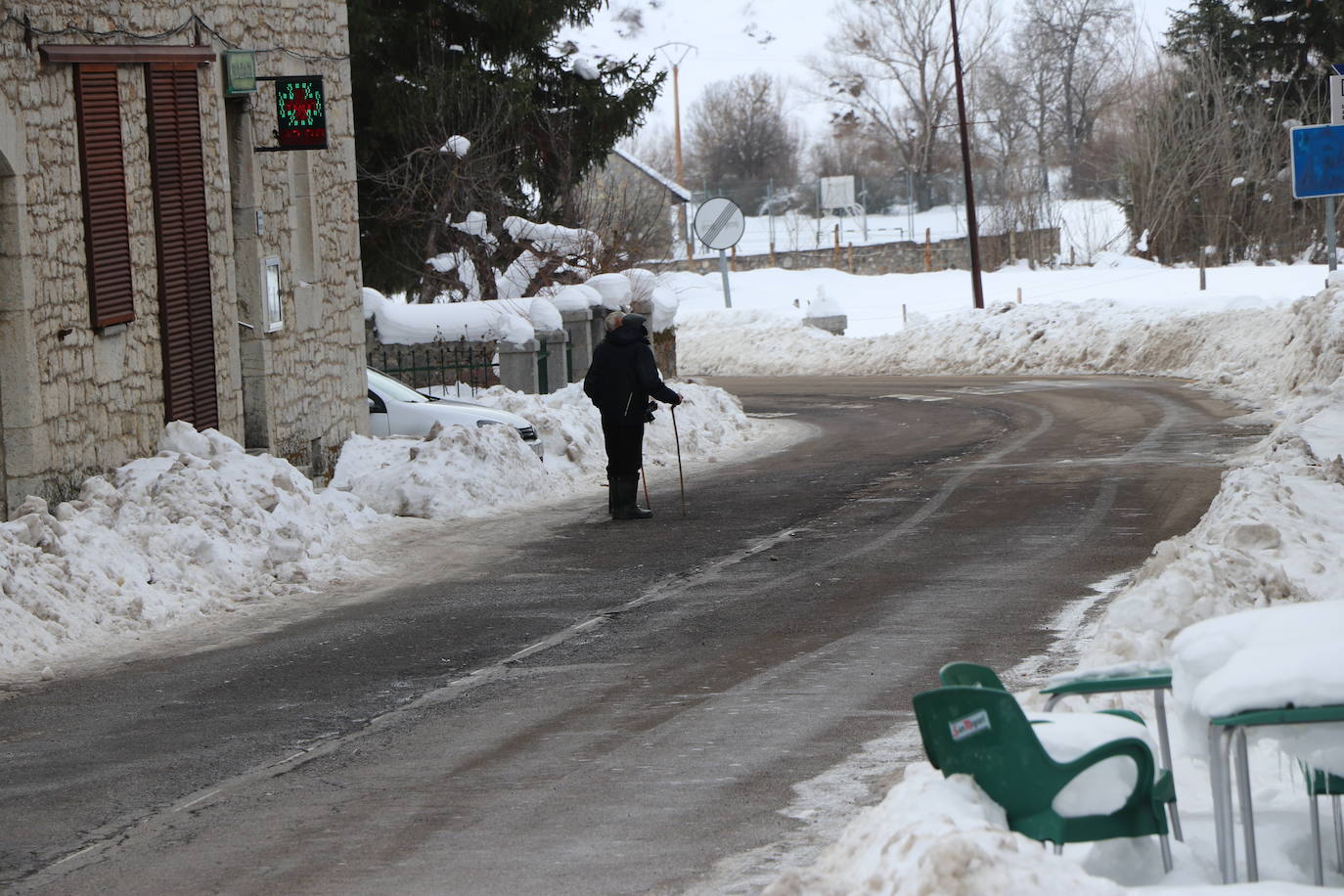 El municipio babiano mantiene varias carreteras en muy mal estado tras la gran nevada que afrontó a finales de 2020.