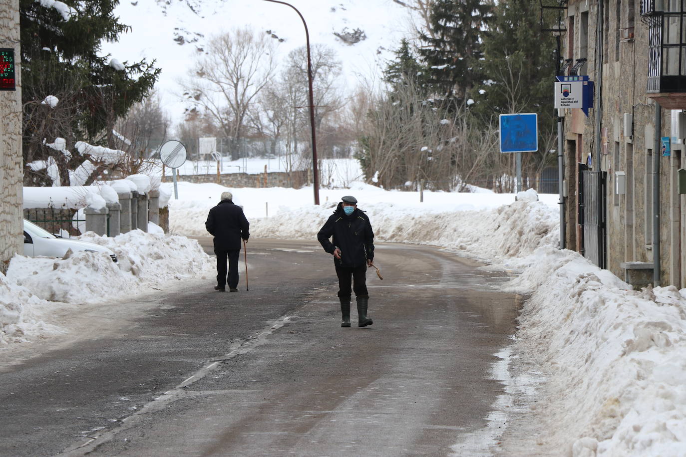 El municipio babiano mantiene varias carreteras en muy mal estado tras la gran nevada que afrontó a finales de 2020.