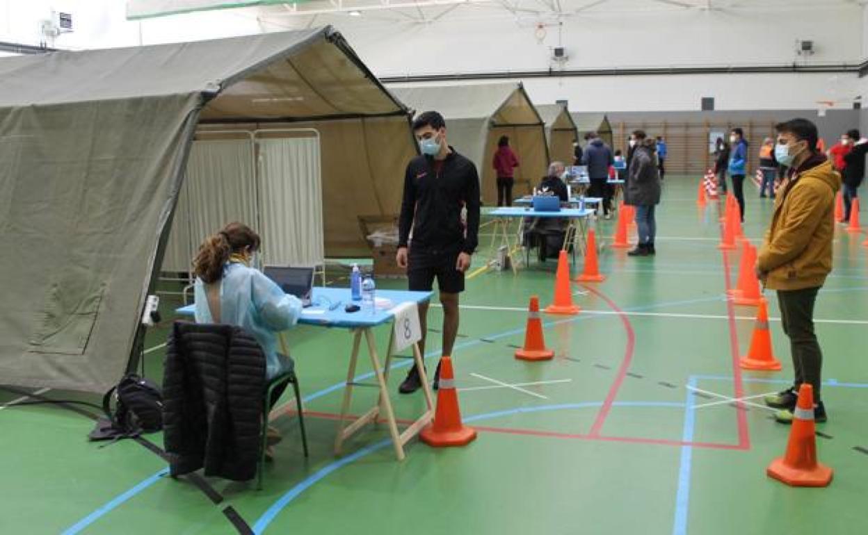 Los estudiantes aguardan para una de las pruebas.