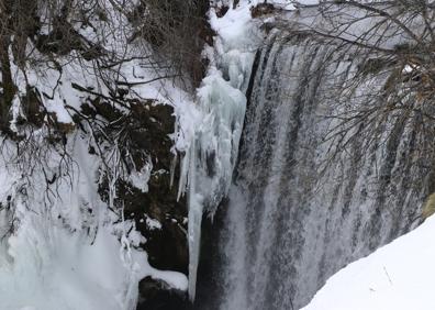 Imagen secundaria 1 - La nieve cubre gran parte de los pueblos de zonas de montaña de León.