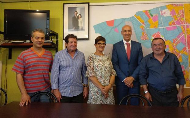 Bernardo, a la derecha, junto al alcalde y miembros del equipo de Oteruelo.