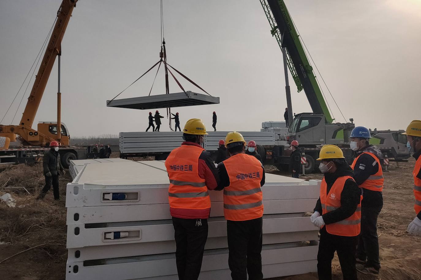 Parece un dejà vu. Apenas un año después de que las excavadoras levantaran los hospitales de emergencia para pacientes enfermos por Covid en Wuhan, la historia vuelve a repetirse al norte de China. Las famosas infraestructuras conocidas como el Arca de Noé vuelven a levantar sus cimientos a gran escala y comienza la llegada a contrarreloj de miles y miles de médicos procedentes de distintos puntos del país. El repunte de casos unido a la primera muerte, después de 8 meses sin bajas médicas, han hecho saltar las alarmas. Más de 20.000 residentes de aldeas alrededor de Shijiazhuang, a unos 294 kilómetros al suroeste de Pekín, fueron enviadas a partir del miércoles a instalaciones del Estado (en las fotos) para cumplir cuarentena. 