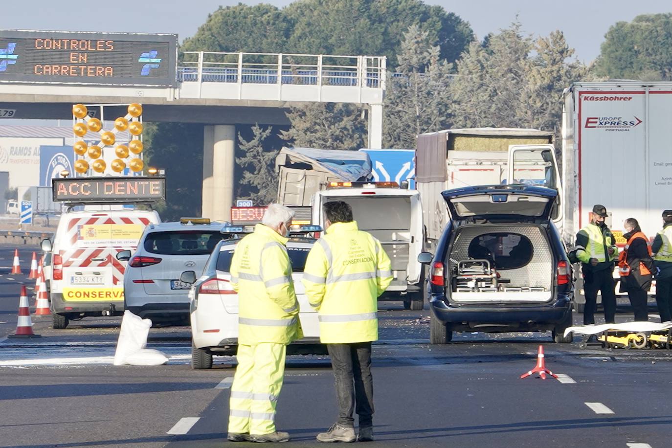 Los fallecidos intentaron auxiliar al camión accidentado en el momento del trágico suceso. 