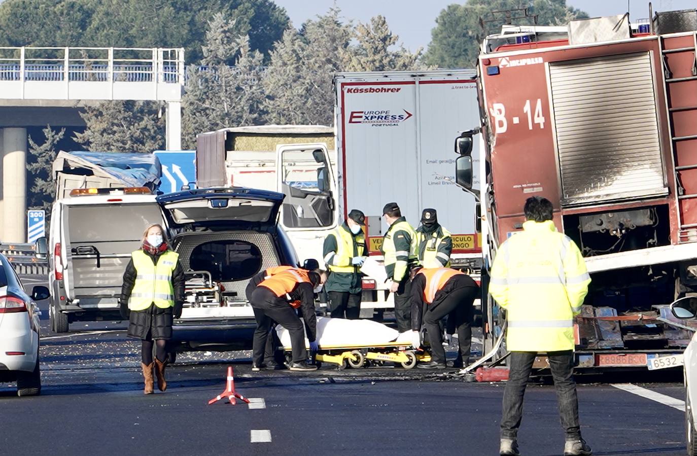 Los fallecidos intentaron auxiliar al camión accidentado en el momento del trágico suceso. 