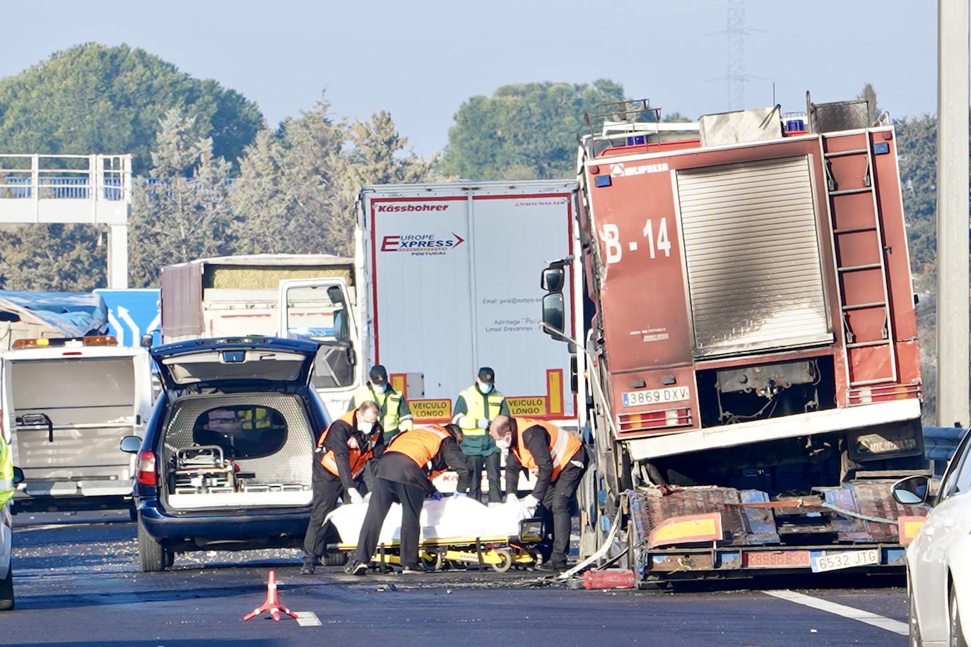 Los fallecidos intentaron auxiliar al camión accidentado en el momento del trágico suceso. 