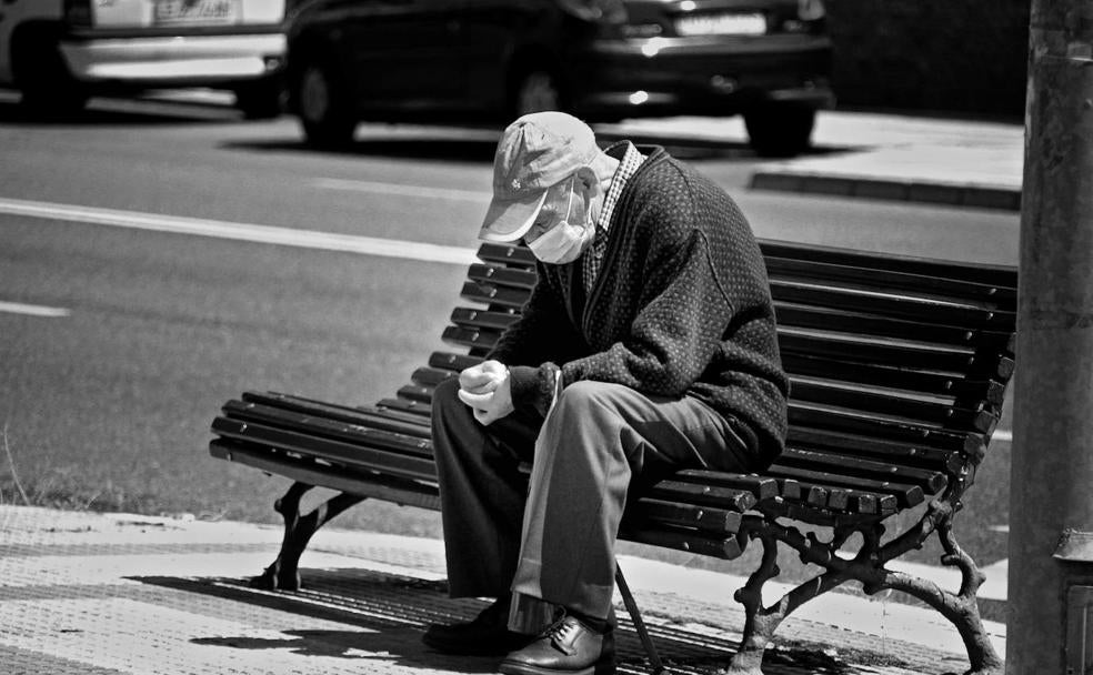 Un hombre mayor sentado en un banco de la capital leonesa.