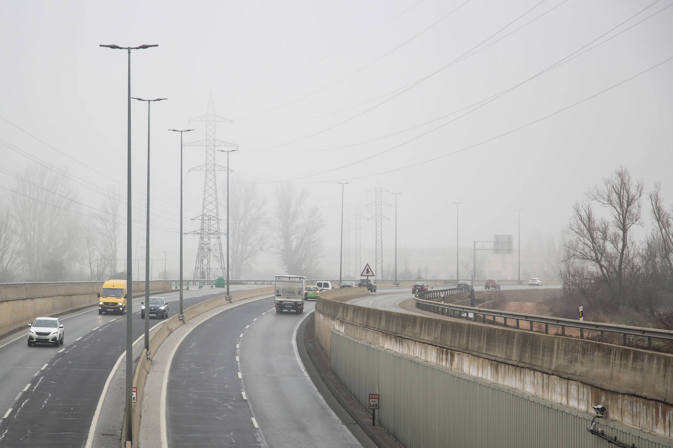 Fotos: La niebla se instala en la capital