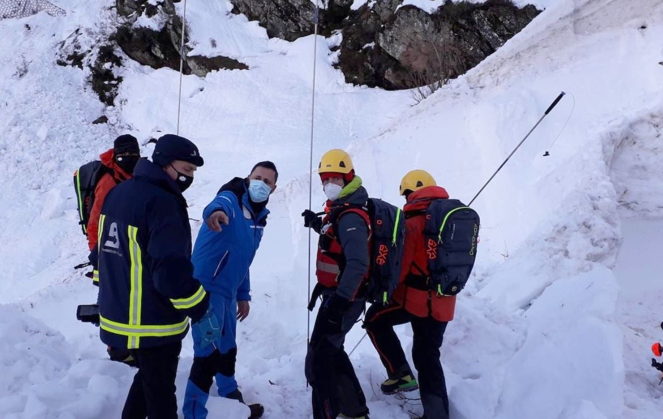 Continúa la búsqueda del operario desaparecido en San Isidro. Emergencias busca terminar el mapeo con georradar de la zona del alud en San Isidro. 