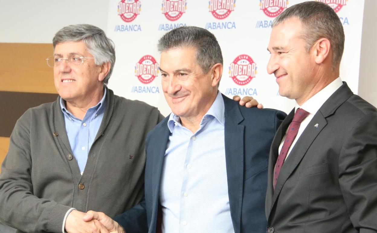 El presidente del Abanca Ademar, Tano Franco, junto al responsable de zona de Abanca en León, Marcos Álvarez, en la presentación de Manolo Cadenas.