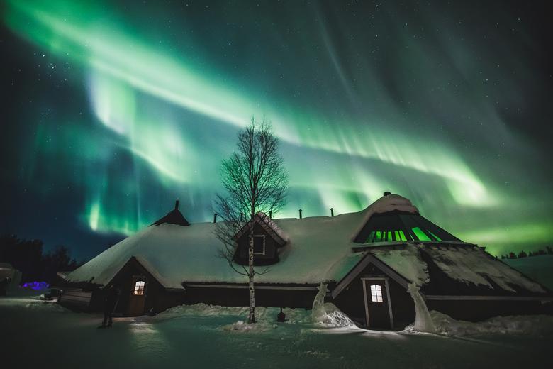 La aurora boreal en el cielo sobre Arctic Snowhotel en Rovaniemi, Finlandia, febrero de 2019.