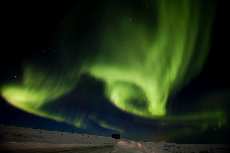 Las auroras boreales, o auroras boreales, llenan el cielo del condado de Finnmark, norte de Noruega, marzo de 2011. 