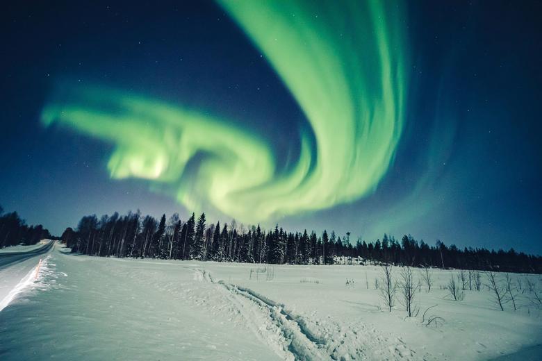 Se ve una aurora en el cielo en Rovaniemi, Finlandia, febrero de 2020