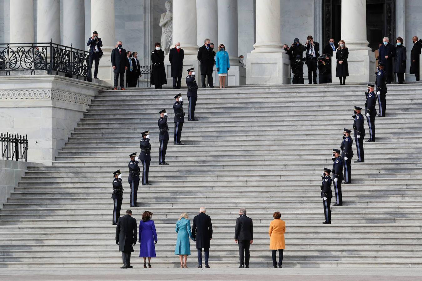 Joe Biden, su esposa Jill Biden, la vicepresidenta Kamala Harris y su esposo, Doug Emhoff, llegan.