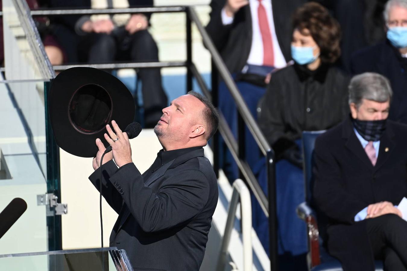 El cantante de música country estadounidense Garth Brooks canta durante la ceremonia. 