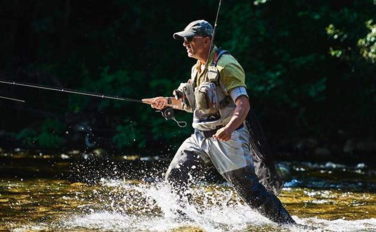 Una persona durante la actividad en un coto de pesca.